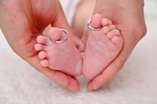 高唐怀孕肚子一边高一边低